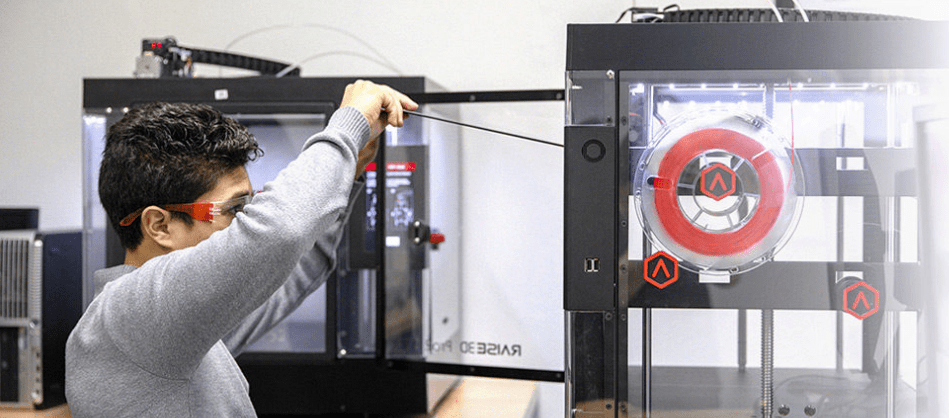 Pannello attrezzi con logo Raise3D e strumenti per stampa 3D, area di lavoro in metallo nero con inserti arancioni, legata a Raise3D Pro3 PLUS HS
