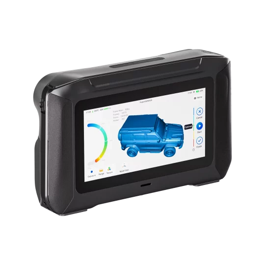 Lo scanner 3D Creality Sermon P1 mostra sul touchscreen la scansione di un fuoristrada blu con controlli di acquisizione e regolazione.